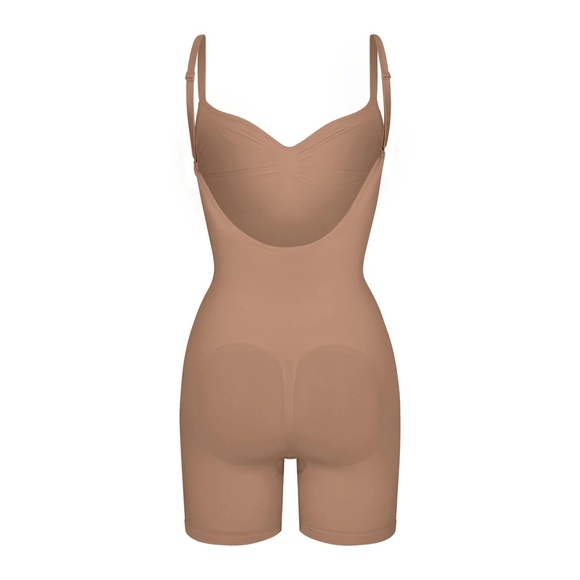SKIMS Seamless Sculpt Low Back Mid Thigh Bodysuit - Picture 5 of 6